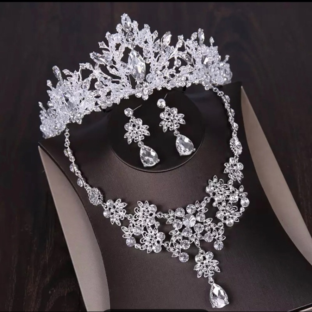 Tiara and necklace set 3 pcs brand new